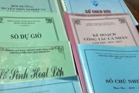 Bộ bỏ nhiều hồ sơ sổ sách nhưng ban giám hiệu vẫn bắt, giáo viên phải làm sao?