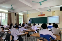 Giá sách giáo khoa, học phí đều tăng, phụ huynh khó khăn liệu có kham nổi?