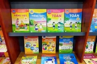 Độc quyền hay không độc quyền sách giáo khoa, phụ huynh cũng không được lựa chọn