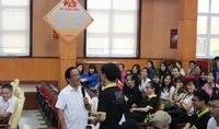 Giáo sư Nguyễn Lân Dũng tâm sự với sinh viên trường Sao Đỏ về khởi nghiệp