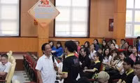 Giáo sư Nguyễn Lân Dũng tâm sự với sinh viên trường Sao Đỏ về khởi nghiệp
