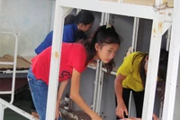 Học sinh bật khóc vì phải "chen chúc" trong phòng ở nội trú