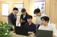 Sinh viên ĐH Mở Hà Nội phát triển dự án hỗ trợ giao tiếp cho người khiếm thính