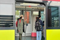 Phụ huynh dạy con bảo vệ môi trường từ việc sử dụng phương tiện giao thông xanh