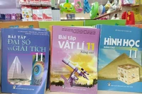 Sắp đổi sách, Hà Nội khan hiếm SGK chương trình 2006, không mua được trọn bộ
