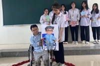 Người thầy giàu nghị lực hơn 14 năm "đứng" trên bục giảng bằng xe lăn