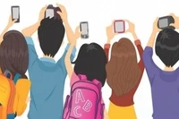 Nhiều học sinh giờ ra chơi "dính" vào điện thoại, ít tương tác giao lưu bạn bè