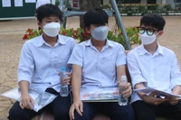 Sáng nay, thí sinh dự thi vào lớp 10 làm bài thi môn Toán