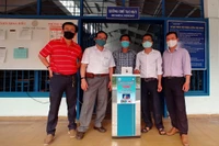 Giảng viên bắt tay chế tạo máy rửa tay sát khuẩn tự động để chống dịch Covid-19