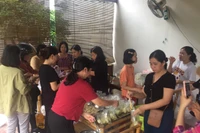 Bữa cơm nghĩa tình của thầy cô trường Đông Hà giúp bà con vùng lũ