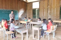 Thầy giáo đi bộ hết tuổi thanh xuân để gieo chữ trên những bản cao