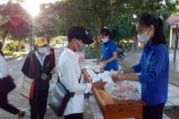 Bữa cơm nghĩa tình ấm lòng cho thí sinh vùng cao Quảng Trị thi tốt nghiệp