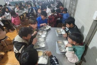 Thầy cô phải tăng gia thực phẩm để bữa ăn của học trò có thêm chút thịt