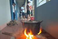 Ấm lòng bữa cơm của cô, thầy nấu cho học trò giữa vùng lũ dữ