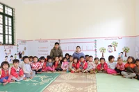 Vợ chồng thầy Nước bám trường, nuôi trẻ dưới chân núi Pu Si Lung