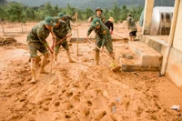 Một số trường ở miền núi Quảng Trị ngập bùn non, bộ đội hỗ trợ thầy cô dọn dẹp