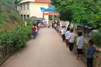 Học sinh vùng cao Nậm Pồ tựu trường trong điều kiện đặc biệt