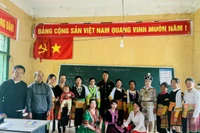 Lớp học xóa mù nơi biên giới Pá Khoang