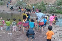Lên Nậm Dính cùng các cô giáo cõng học trò đến lớp