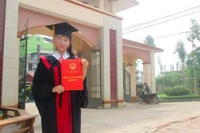 SV diện cử tuyển tốt nghiệp không có chỉ tiêu tuyển dụng đi làm bưng bê mưu sinh