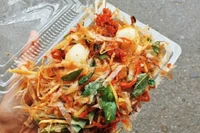 6 học sinh nghi ngờ bị ngộ độc thực phẩm do ăn bánh tráng trộn