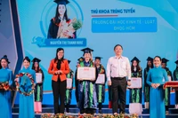 Thủ khoa ĐH Kinh tế - Luật chia sẻ bí quyết học tốt: Nghiêm khắc với chính mình!