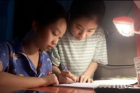 Hai chị em vượt khó vươn lên đạt học sinh giỏi Văn nhiều năm