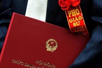 Nghịch cảnh có trường đại học, ngành "trắng" giáo sư và mối lo "lò ấp tiến sĩ"