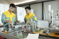 Nhìn lại hành trình “xóa sổ” giáo dục chuyên nghiệp (2)