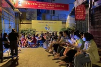 Chuyển đổi số sẽ chấm dứt tình trạng xếp hàng thâu đêm “săn” suất học cho con