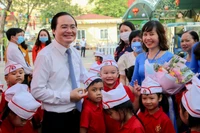 Bộ trưởng Phùng Xuân Nhạ chung vui cùng thầy trò trong ngày khai giảng