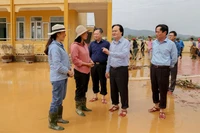Bộ trưởng Phùng Xuân Nhạ thăm, động viên thầy trò vùng lũ miền Trung 