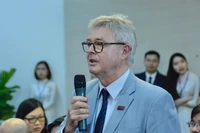 Đừng cứ gắn vào từ “quốc tế” xong rồi thu tiền