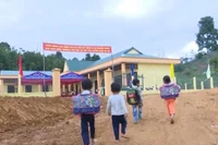 Năm mới, thầy cô mong mức lương xứng đáng để không phải "chân trong, chân ngoài"
