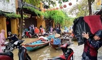 Mưa lũ diễn biến phức tạp, học sinh nhiều vùng ở miền Trung phải nghỉ học