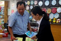 Thiếu sách giáo khoa, phụ huynh phải đi mua sách cũ