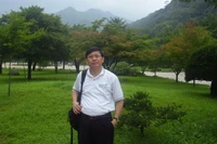 Phó giáo sư Bùi Mạnh Hùng trao đổi ý kiến với thầy Nguyễn Trọng Bình