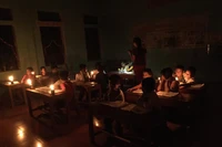 Buổi tối điểm trường Cà Moong luôn sáng đèn để giáo viên kèm học sinh học tập (Ảnh nhà trường cung cấp)