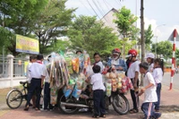 Không nên để con tự quản lý tiền mừng tuổi