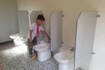 Trường học không có người quét dọn, nhà vệ sinh sẽ thế nào?