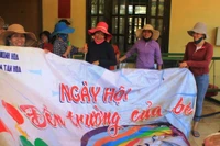 Cùng thầy cô đến trường dọn dẹp đón năm học mới dù lũ chưa rút hết