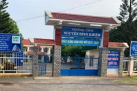 Nhận nhiều án kỷ luật, bị cách chức Bí thư chi bộ nhưng vẫn là Hiệu trưởng