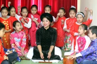 Đầu Xuân gặp nữ hiệu trưởng đưa ca trù vào trường học