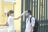 Khẩu trang, nước sát khuẩn sẵn sàng phục vụ thí sinh thi tốt nghiệp