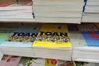 Hà Nội khan hiếm sách giáo khoa lớp 6 bất thường, đi mỏi chân không mua nổi 1 bộ