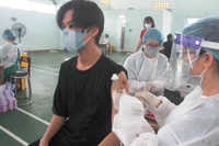 Chùm ảnh: Hàng ngàn học sinh Đà Nẵng “đội mưa” đi tiêm vắc xin Pfizer