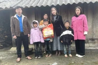 Thầy cô vùng cao “đỡ đầu”, tặng quà Tết cho học sinh có hoàn cảnh khó khăn