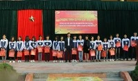 Trao 41 suất quà Tết cho học sinh có hoàn cảnh khó khăn