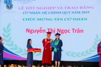 Trao bằng tốt nghiệp cho gia đình sinh viên qua đời vì bị ung thư