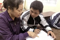 Cô giáo Huyền đã 21 năm mở lớp học tình thương xóa mù chữ ​
